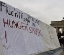Flüchtlinge in Hungerstreik, 24. Oktober 2012, Berlin, Brandenburger Tor.