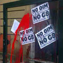Mit roter Farbe und Plakaten verzierte Fassade des IOM Büros in Rom