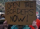 Open the borders now - Demonstration am Grenzübergang Brenner am 3. April 2016