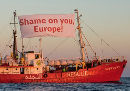 „Shame on you, Europe“ - Banner auf dem Seenotrettungsschiff Seefuchs.