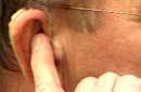 Hörgerät und zugehaltenes Ohr