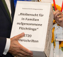 Übergabe der Unterschriften an Parlamentspräsidenten - Foto: asylkoordination/Severin Dostal.